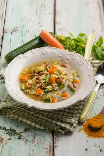 Soupe de riz aux légumes mélangés et curcuma — Photo