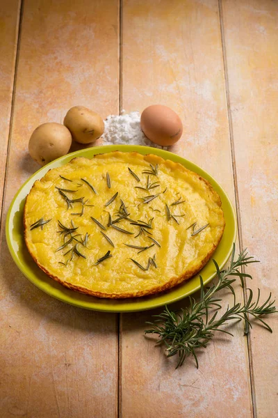 Patatas focaccia con huevos y romero — Foto de Stock