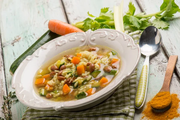 Soupe de riz aux légumes mélangés et curcuma — Photo