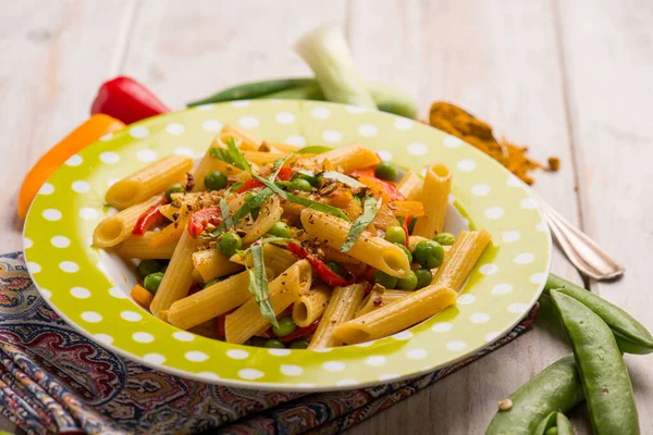 Pasta con verdure miste e curry — Foto Stock