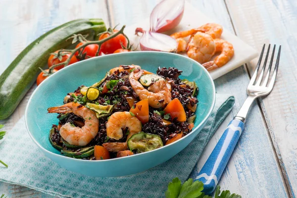 Schwarzer Reis mit Garnelen-Zucchinis und Tomaten — Stockfoto