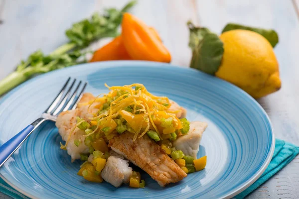 Kabeljaufilet mit Sellerie-Paprika und Orangenschale — Stockfoto