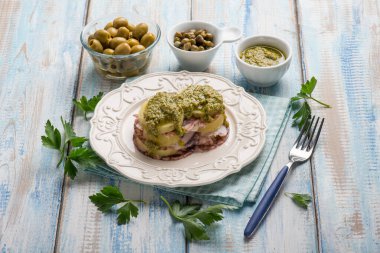 Patatesli ahtapot carpaccio. Yeşil zeytin ve pesto sosu.