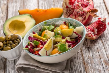 Karışık avokado salatası, nar kavunu ve salata.