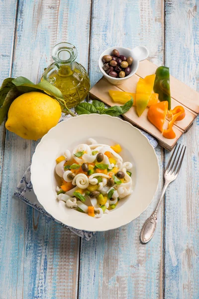 Ensalada Sepia Con Capsicum Aceitunas Negras Albahaca —  Fotos de Stock