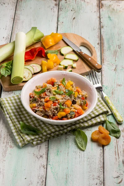 Ensalada Espelta Mixta Con Verduras Mixtas Albaricoque Seco —  Fotos de Stock