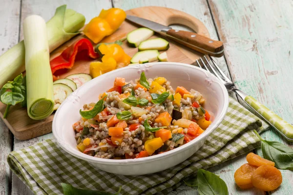 Ensalada Espelta Mixta Con Verduras Mixtas Albaricoque Seco — Foto de Stock