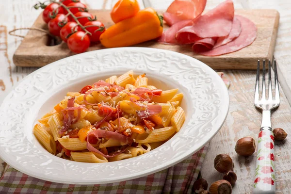 Pasta Con Tomates Capsicum Bresaola —  Fotos de Stock