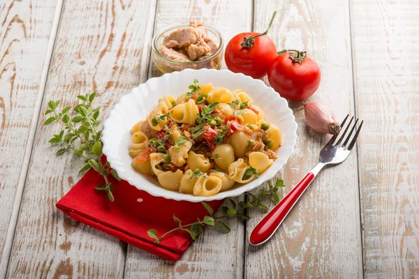 Pasta Con Guisantes Atún Tomates Frescos —  Fotos de Stock