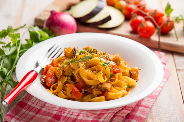 Tagliatelle Pasta Eggpalnts Fresh Tomatoes — Stockfoto