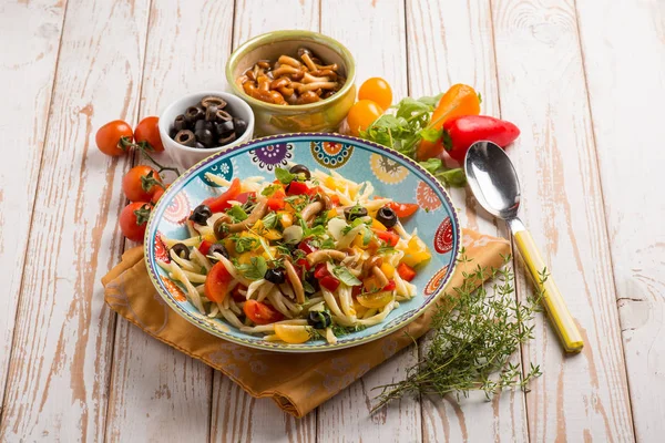 Cold Salad Pasta Witn Mushroom Tomatoes Capsicum Black Olives — Stock Photo, Image