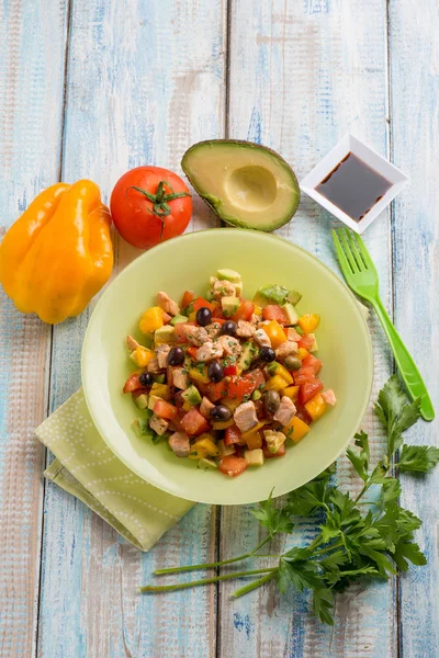 Ensalada Salmón Con Palta Capsicum Tolates Salsa Soja —  Fotos de Stock