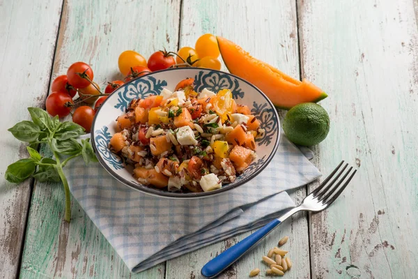 Salada Arroz Com Mussarela Melão Arroz Preto Tomates — Fotografia de Stock