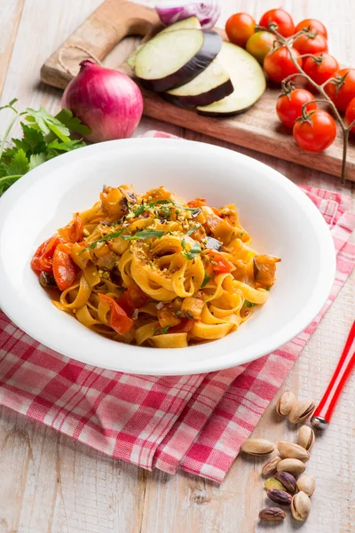 Pasta Tagliatelle Con Palitos Huevo Tomates Frescos —  Fotos de Stock