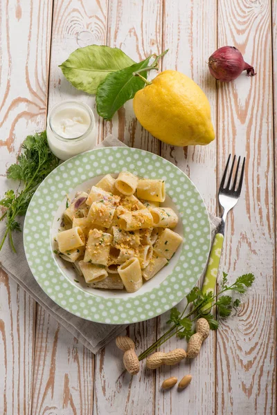 Nudeln Mit Sahne Sauce Zitronenschale Erdnüsse Und Petersilie — Stockfoto