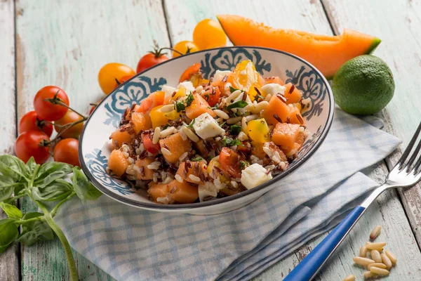 Salada Arroz Com Mussarela Melão Arroz Preto Tomates — Fotografia de Stock