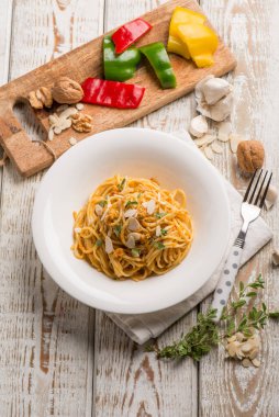 Kırmızı biberli spagetti, fındıklı ve bademli.