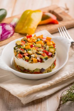 Peynirli salata ve karışık sebze.