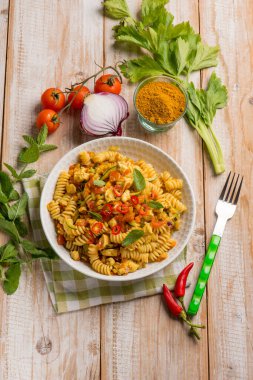 Tavuk yahnisi ve baharatlı makarna.