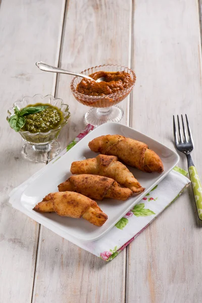 Panzerotti Fylld Med Röd Pesto Och Basilika Pesto Sås — Stockfoto