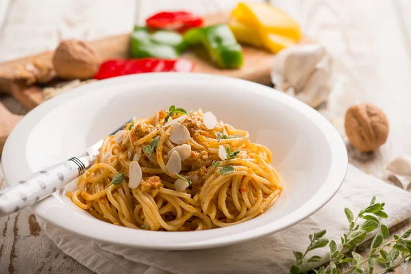 Spaghetti Mit Paprika Schädling Mit Nüssen Und Mandeln — Stockfoto