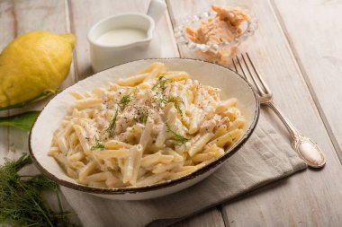 taze somon ve krema soslu makarna