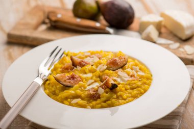 Peynirli ve dilimlenmiş bademli Milano pilavı.