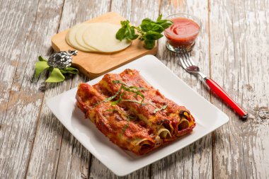Domates soslu patlıcanlı cannelloni.