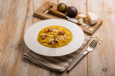 Peynirli ve dilimlenmiş bademli Milano pilavı.