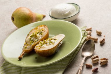 mozzarella ve şam fıstıklı fırın armudu.