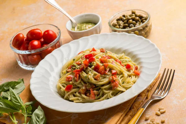 Espaguetis Con Salsa Pesto Tomates Fritas Alcaparras —  Fotos de Stock