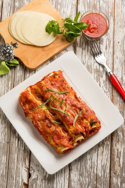 Aubergine Cannelloni Met Tomatensaus — Stockfoto
