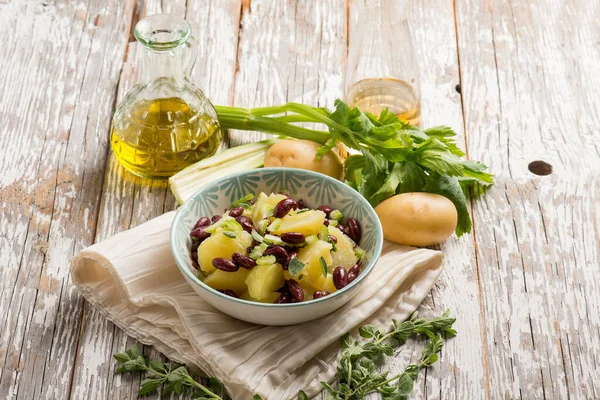 Aardappelsalade Met Rode Bonen Oregano Selderij — Stockfoto