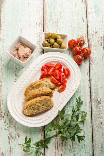 Tonfisk Och Potatislimpa Med Gröna Oliver Och Tomatsallad — Stockfoto