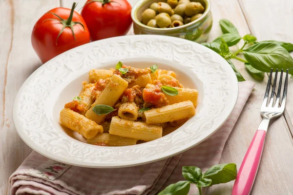 Macarrão Com Tomates Frescos Azeitonas Verdes Manjericão — Fotografia de Stock