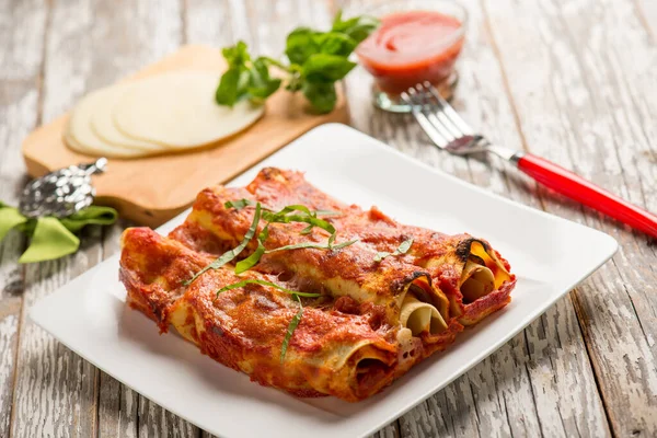 Canelones Berenjena Con Salsa Tomate — Foto de Stock