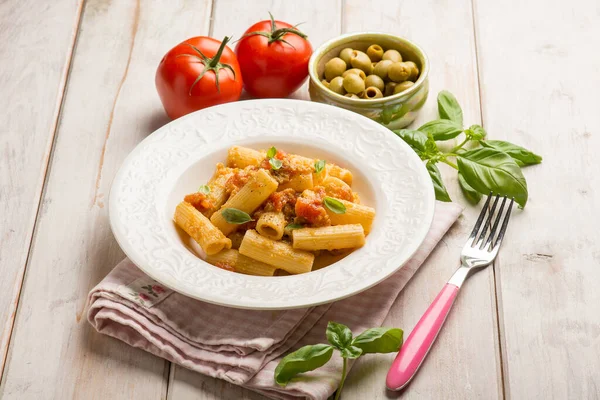 Pasta Fresh Tomatoes Green Olives Basil — Stock Photo, Image
