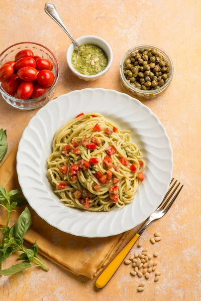 Spaghetti Pesto Sauce Tomatoes Fres Capers — Stock Photo, Image