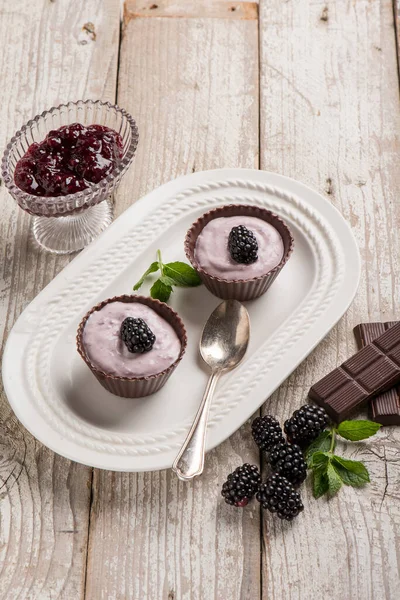 Homemade Blackberry Chocolates Meant Leaf — Stock Photo, Image