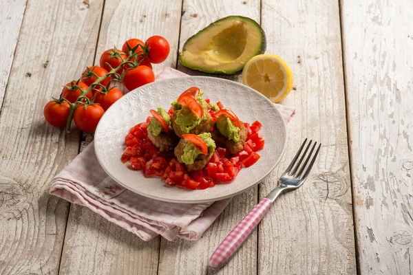 Albóndigas Con Ensalada Tomates Frescos Crema Aguacate —  Fotos de Stock