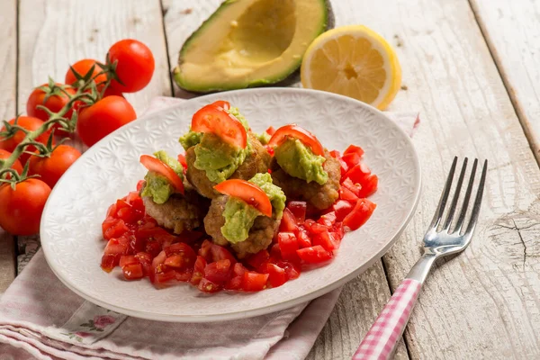 Albóndigas Con Ensalada Tomates Frescos Crema Aguacate —  Fotos de Stock