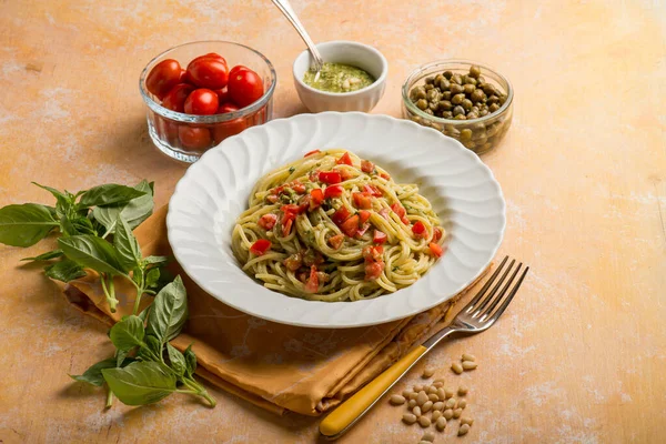 Spaghetti Pesto Sauce Tomatoes Fres Capers — Stock Photo, Image