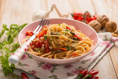 Taze domatesli spagetti sarımsak ve fındık.