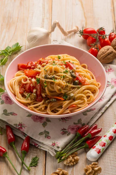 Spaghetti Fresh Tomatoes Capers Garlic Nuts — Stock Photo, Image