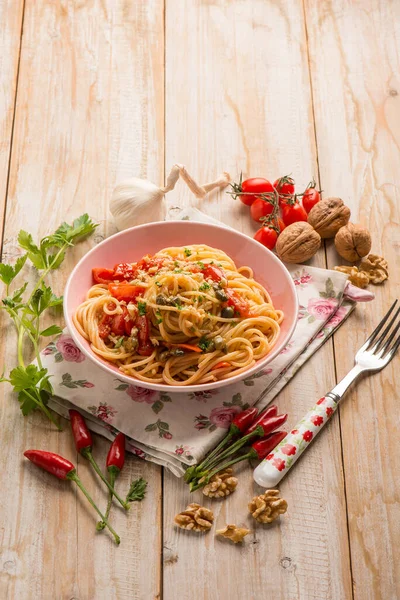新鮮なトマトケーパーとスパゲティニンニクとナッツ — ストック写真