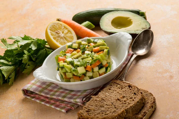 Tartarsallad Med Avokado Morötter Zucchinis Och Selleri — Stockfoto