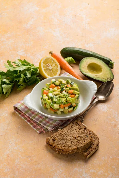 Salada Tártaro Com Abacate Cenouras Abobrinha Aipo — Fotografia de Stock