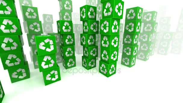 Passeio através de caixas verdes com sinal de reciclagem — Vídeo de Stock