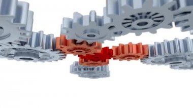 Altında ve bir küçük kırmızı dişli üzerinde duruldu gümüş vites yukarıda binmek