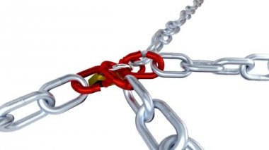 Dört metalik zincirleri vurguladı kırmızı ile bağlantıları ve sonsuz dönüşümlü olarak bir asma kilit ile kilitli